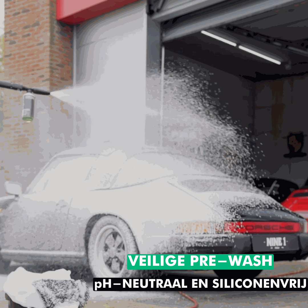Zwarte sportwagen wordt ingespoten met dikke witte Snow Foam schuimlaag voor veilige pre-wash zonder siliconen, pH-neutraal en frisse geur
