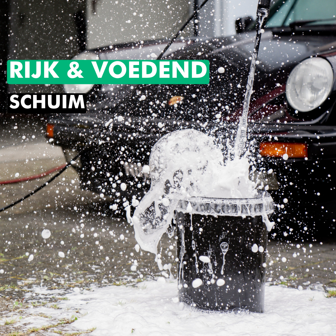 Emmer met rijk en voedend schuim van Super Wash autoshampoo voor een glanzend en schoon voertuig