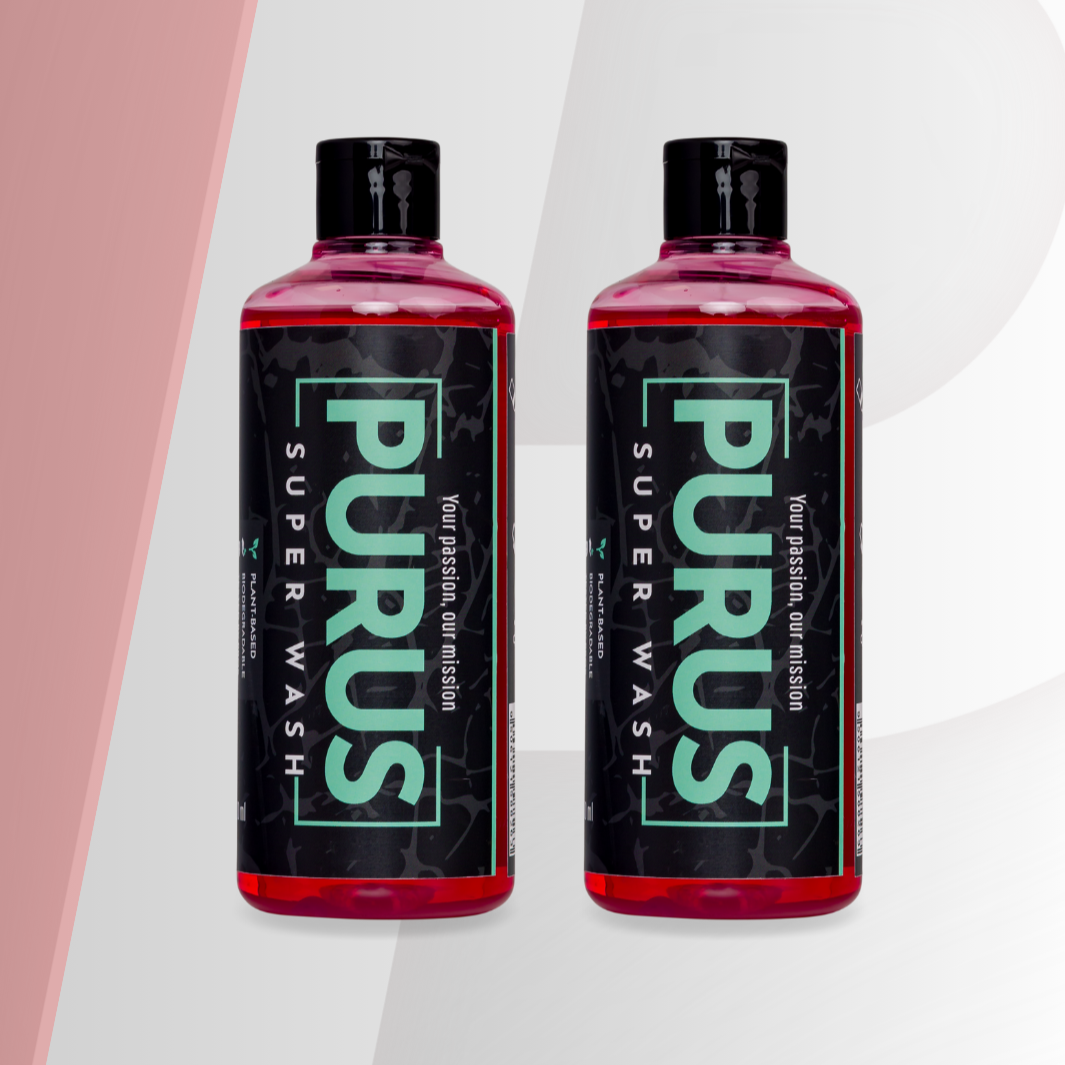 Twee flessen Purus Super Wash 500ml autoshampoo voor een glanzend en schoon oppervlak.