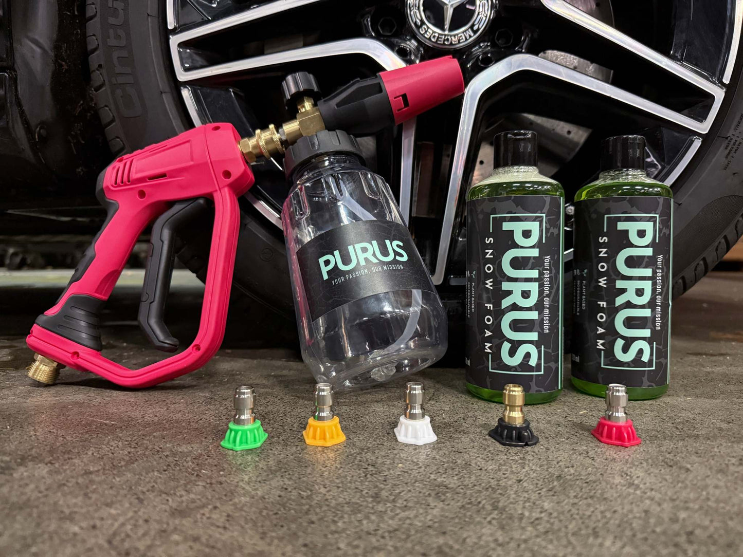 PURUS Foam Gun schuimlans met verstuivers en PURUS Snow Foam flessen voor autowasbeurt naast autoband