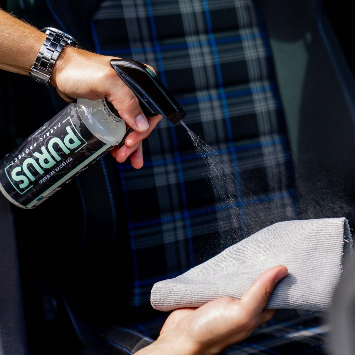 Fabric Protect spray van Purus wordt op een doek gespoten voor veilig en fris reinigen van diverse materialen