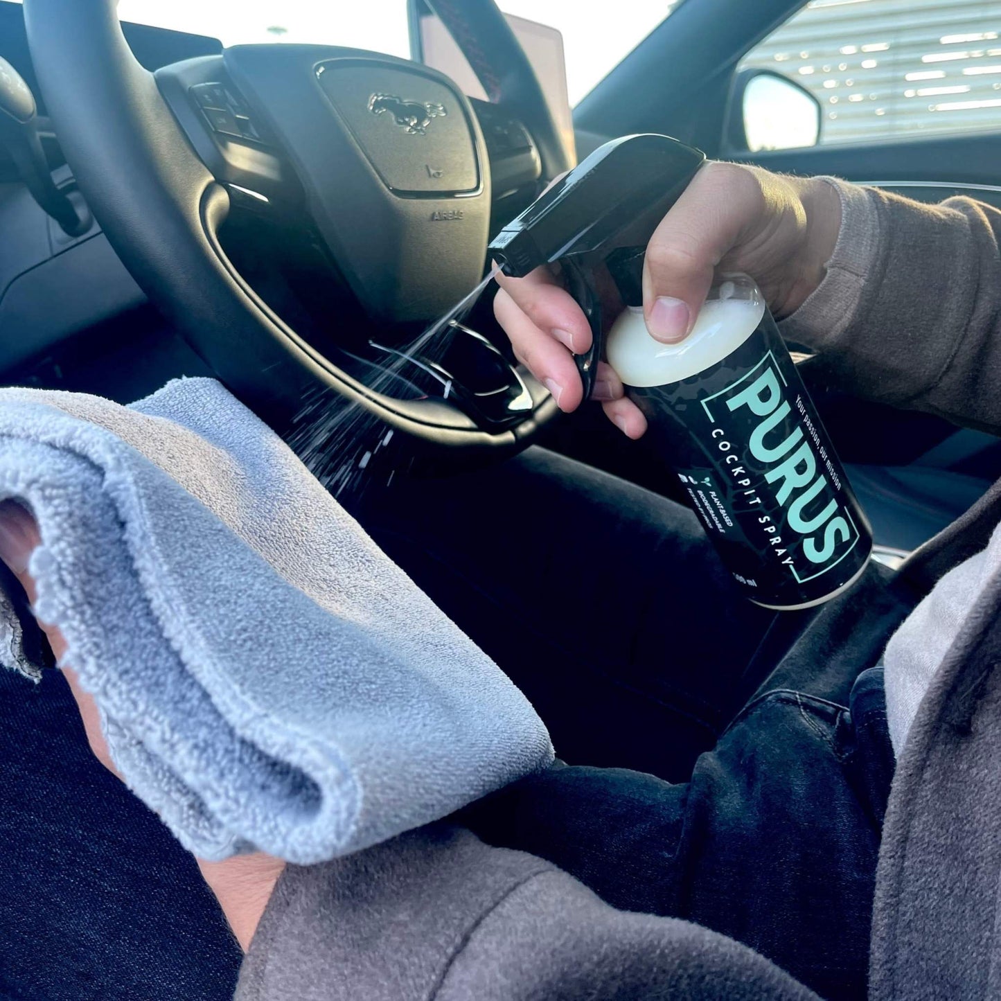 Person spuit PURUS Cockpit Spray in auto-interieur met microvezeldoek voor interieurreiniging Interior Kit - Fabric