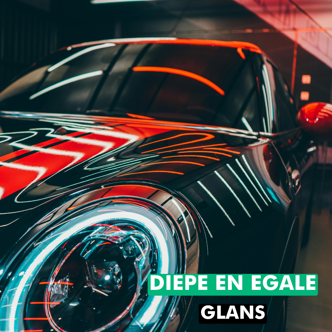 Zwarte auto met diepe en egale glans dankzij Ceramic Guard beschermlaag.